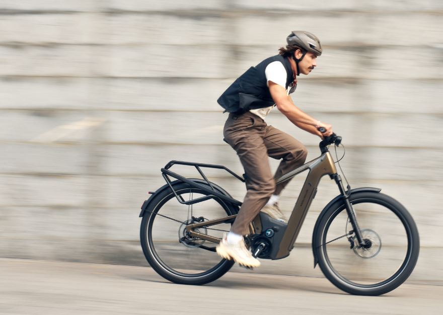 Riese and Mueller touring e-bike on Chiltern lanes