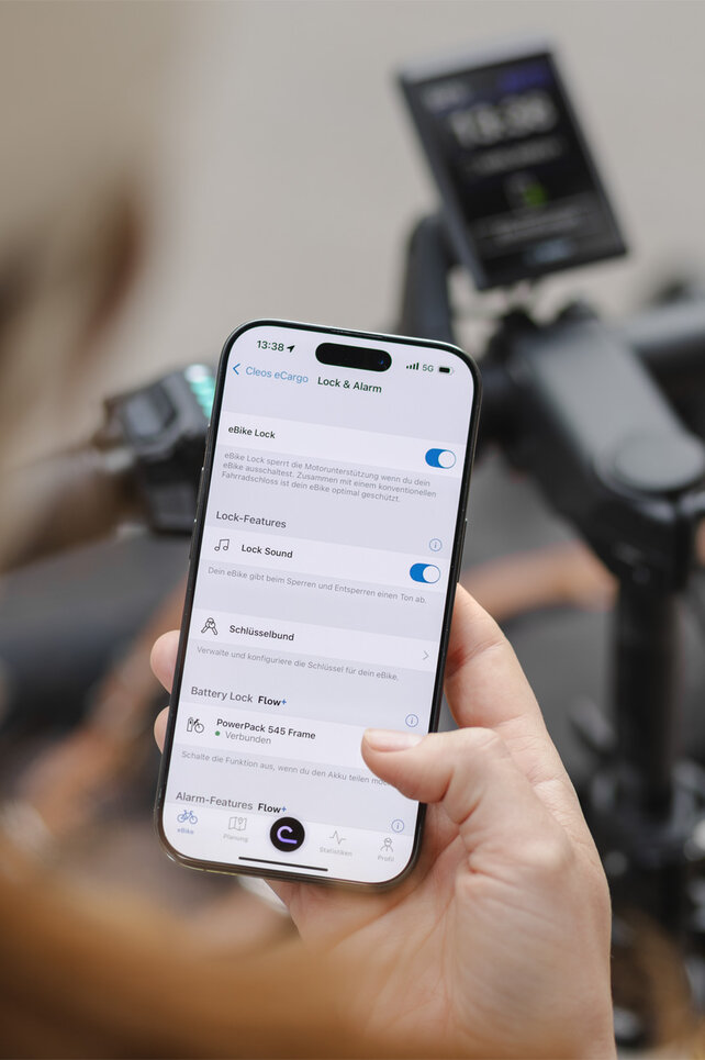 Connected Bosch smart-system e-bike with ConnectModule features active